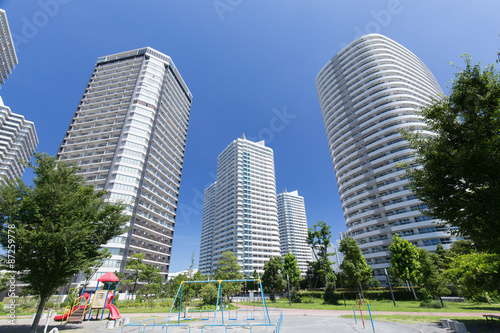 横浜みなとみらいの高層ビルとマンション © Yoshinori Okada