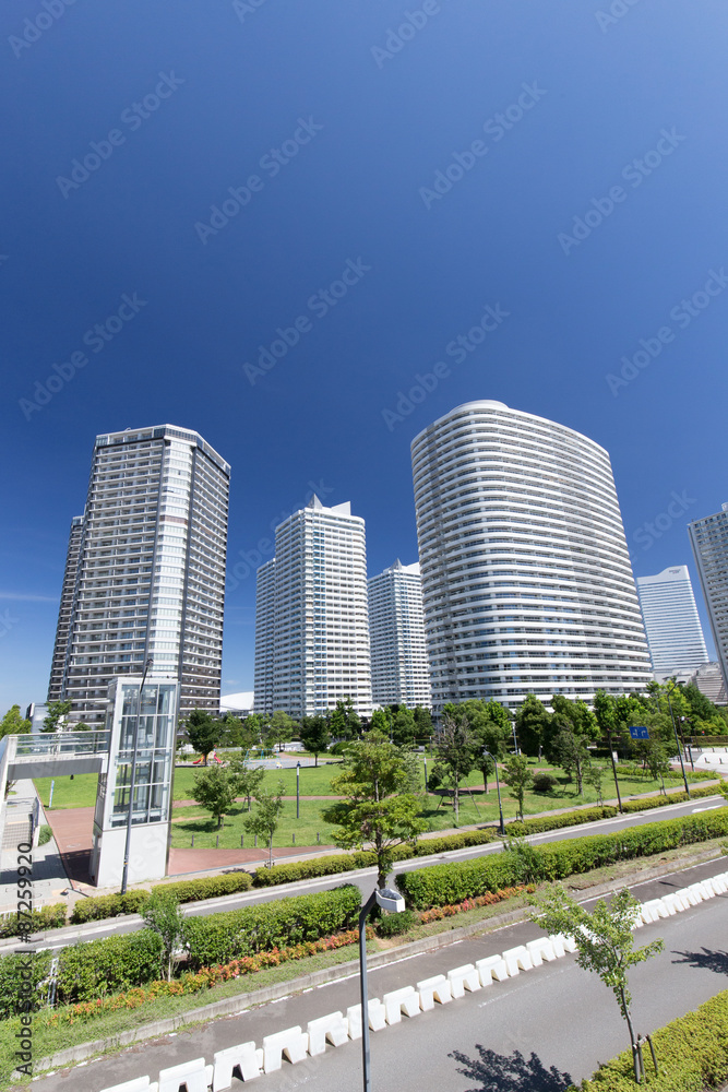 横浜みなとみらいの高層ビルとマンション