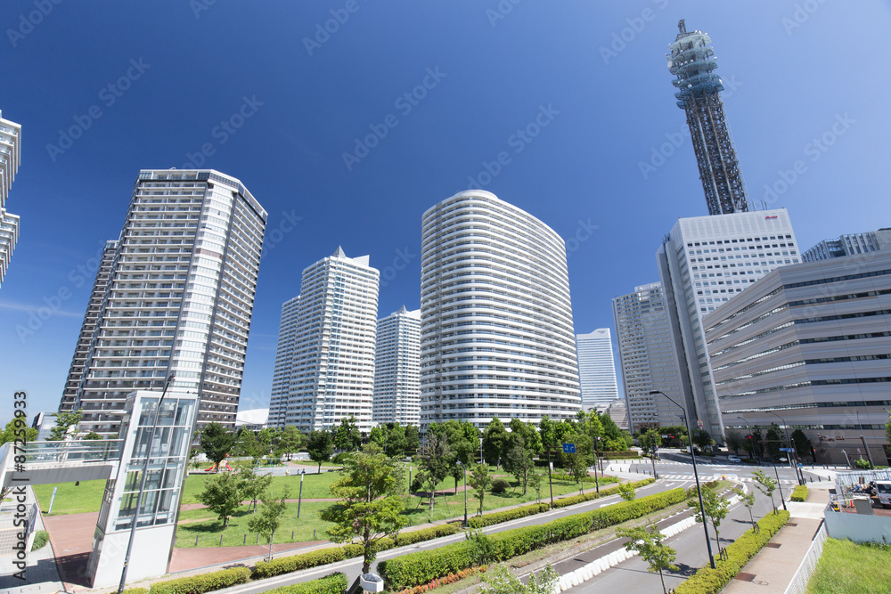 Obraz premium 横浜みなとみらいの高層ビルとマンション