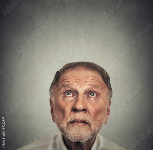 Canvas Print Headshot elderly man looking up