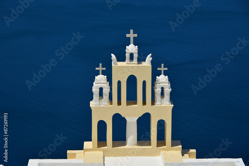Beffroi d'église grecque sur fond de ciel bleu intense