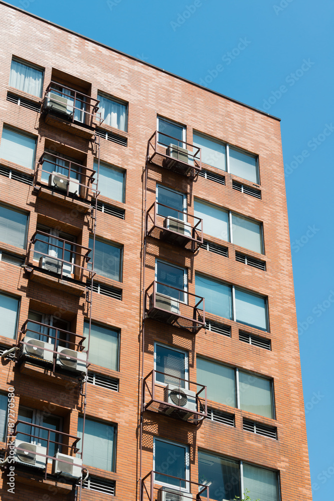 マンションの壁のエアコン室外機