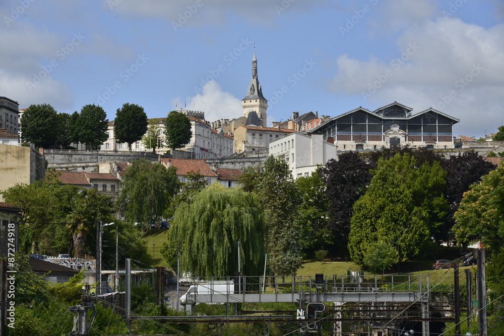 La ville haute d'Angoulême avec ses bâtiments historiques depuis le pont à deux pas de la gare 