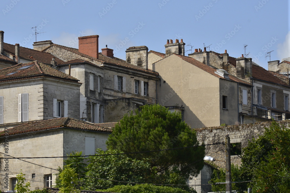 Façades arrières de vieilles bâtisses vers la ville haute d'Angoulême