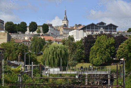 La ville haute d'Angoulême et son marché couvert depuis le pont du chemin de fer 