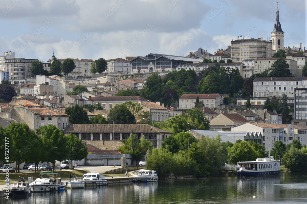 Le quai de plaisance et la ville historique d'Angoulême 