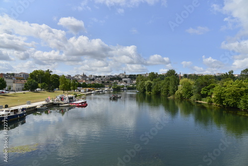 La Charente avec son quai de plaisance à Angoulême