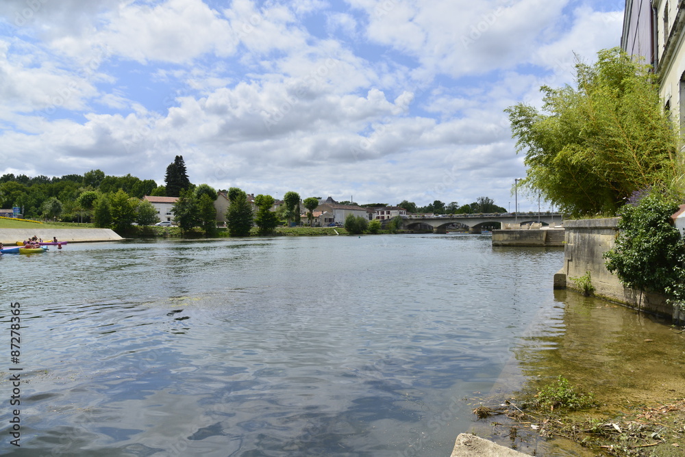 La Charente sous un ciel mitigé à Jarnac La Charente sous un ciel mitigé à Jarnac