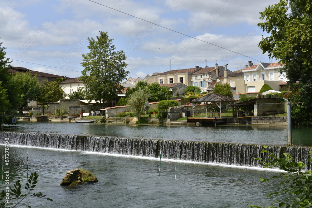 Cascade artificiel de maintien de niveau d'eau dans la Charente devant un quartier résidentiel 
