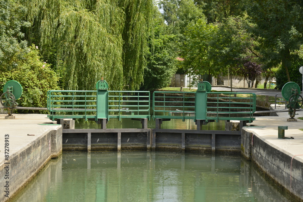 Naklejka premium Ecluse supérieur de la partie canalisée de la Charente à Jarnac