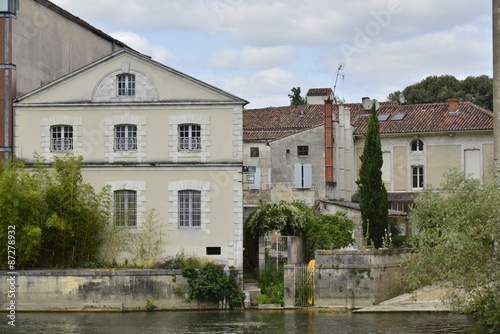 Contraste entre une architecture archaïque et une bâtisse remise à neuf au bord de l'eau 