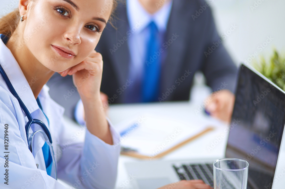 Obraz premium Medical team sitting at the table in modern hospital