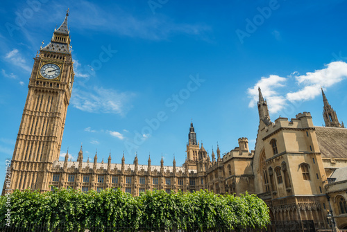 Obraz na plátně Big Ben and palace of Westminster on a beautiful summer day