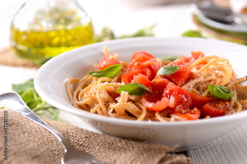 spaghetti di farina integrale com pomodoro ciliegino e basilico