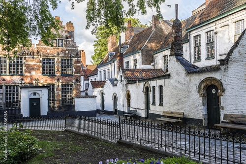 Φωτογραφία St Elisabeth Beguinage of Kortrijk (XVII c) Kortrijk, Belgium.
