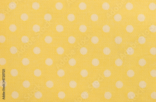 Gelbes Tischtuch mit weißen Tupfen Makro