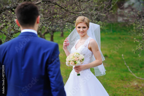 Portrait of bride and groom in the spring bloom