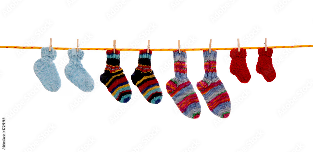 Selbst gestrickte Kinder Socken isoliert auf weiß hängend auf einer  Wäscheleine mit Wäscheklammer Stock-Foto | Adobe Stock