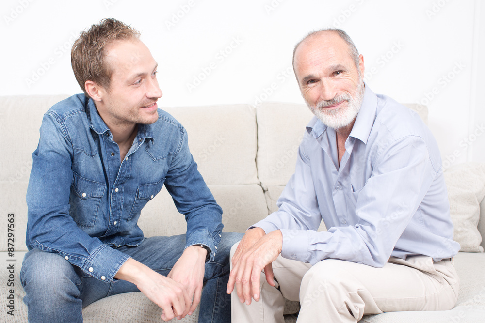 Sohn redet mit seinem Vater Sohn redet mit seinem Vater