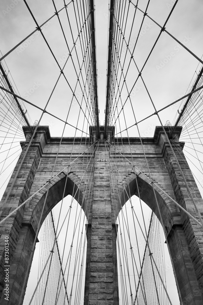 Naklejka premium Brooklyn Bridge w Nowym Jorku zamyka detal architektoniczny w ponadczasowej czerni i bieli