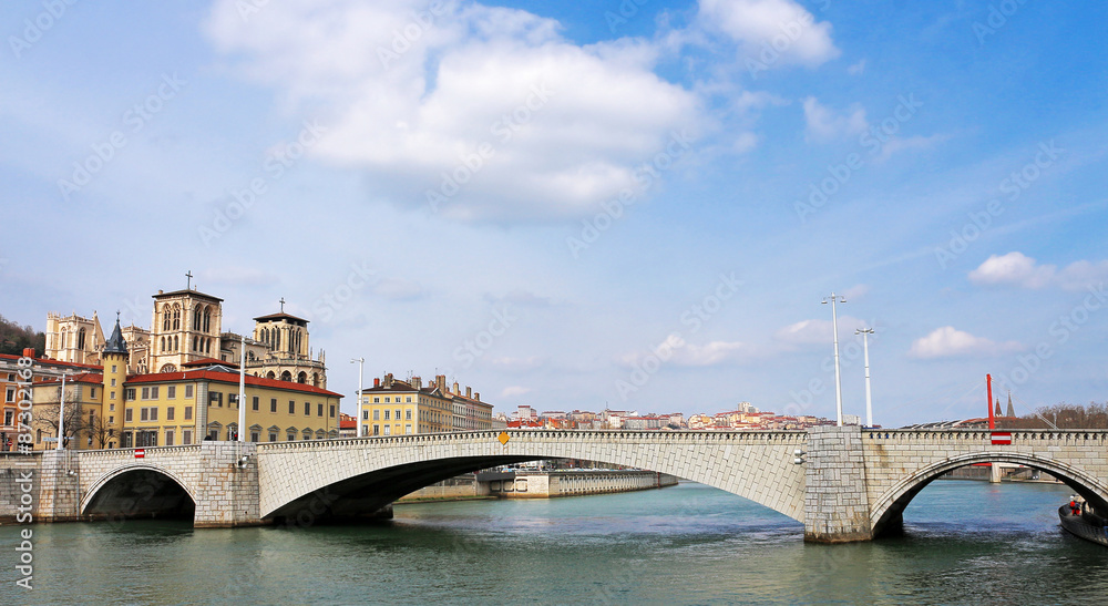 Fototapeta premium Lyon - Pont Bonaparte et Cathédrale Saint-Jean