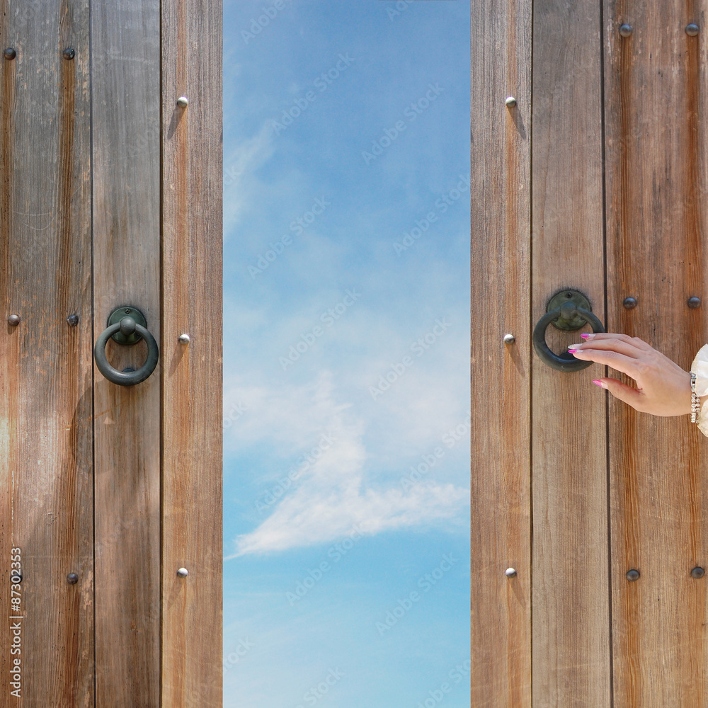 古い扉を開ける手とハート型の雲 Stock 写真 Adobe Stock