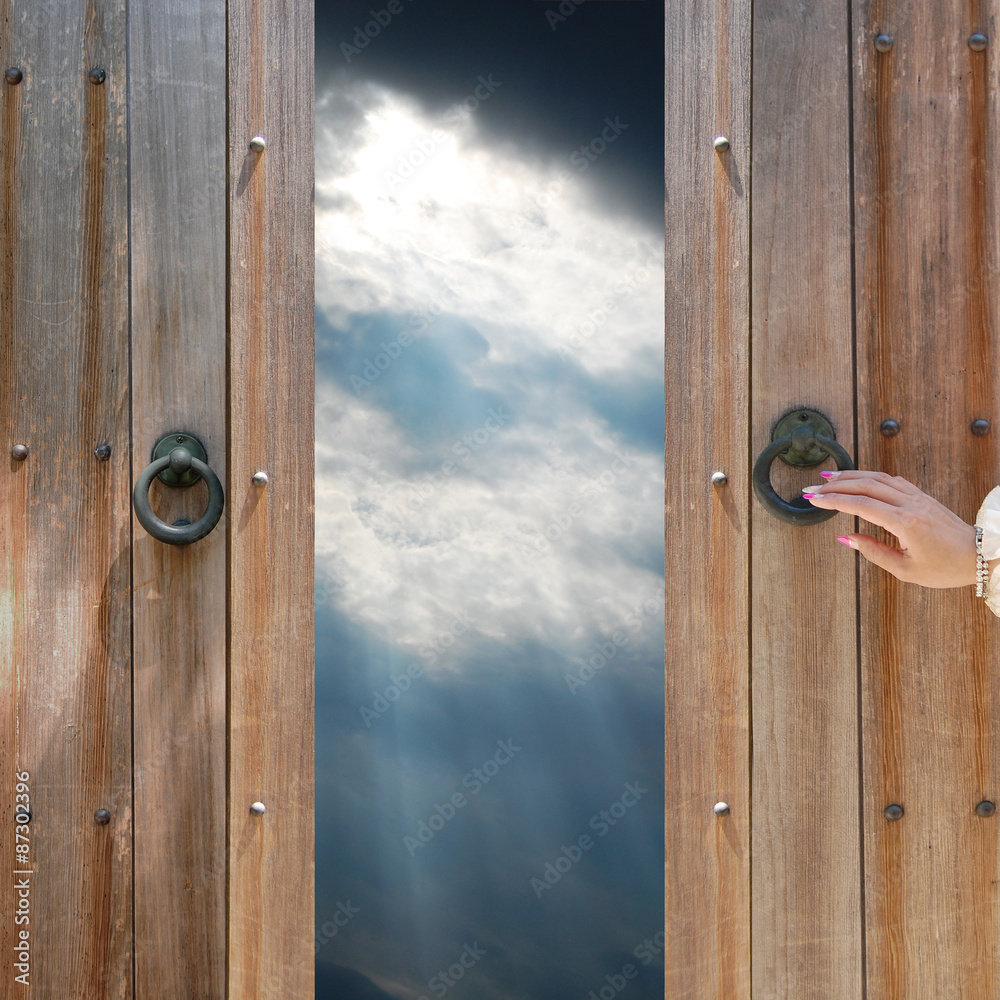 古い扉を開ける手と希望の空 Stock 写真 | Adobe Stock