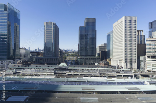 東京駅と丸の内高層ビル街　奥が皇居