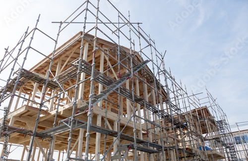Obraz na płótnie 分譲住宅 木造2階建て住宅の建築現場 イメージ 木造軸組工法 見上げる
