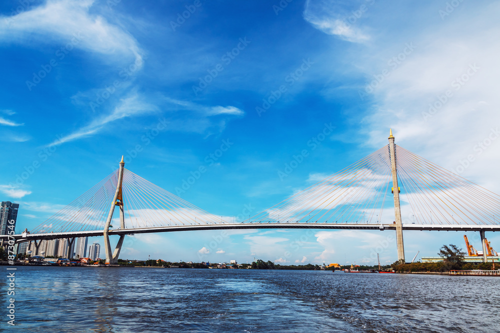 Obraz premium B[ue sky over a bridge