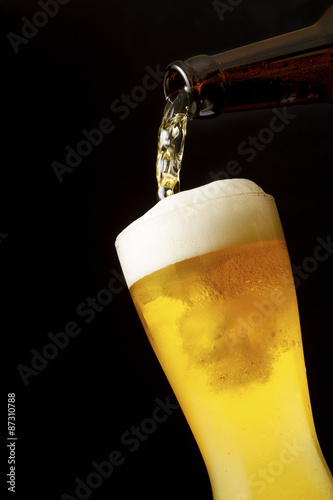 グラスにビールを注ぐ　Pouring beer into glass