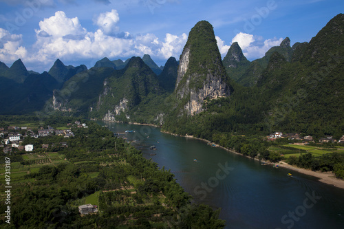 桂林の奇峰と農村