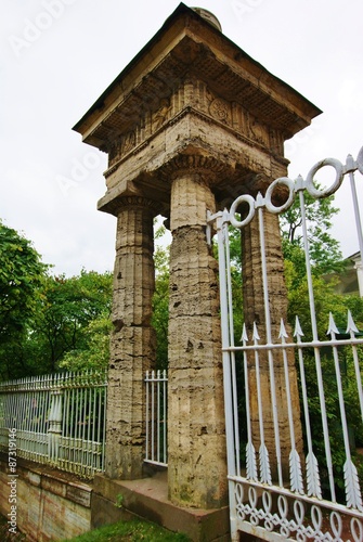 Древние колонны в царскосельском парке