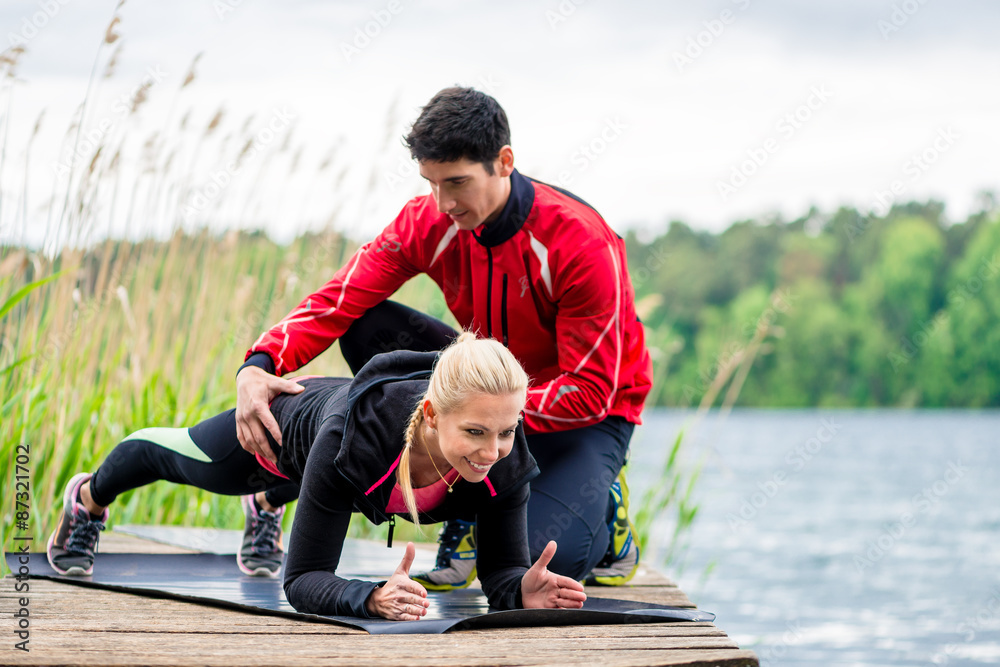 Frau mit Person Trainer macht Fitness Liegestütze Frau mit Person Trainer macht Fitness Liegestütze