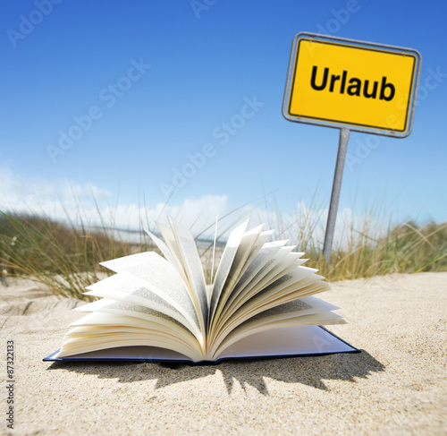 Buch am Strand im Urlaub