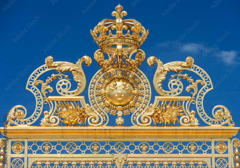Fototapeta premium Golden ornate gates of Chateau de Versailles over blue sky, Pari