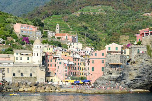 Fototapeta Naklejka Na Ścianę i Meble -  Scenic view of colorful village Vernazza, Italy