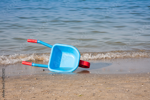 Bild auf Leinwand wheelbarrow carries water from the sea