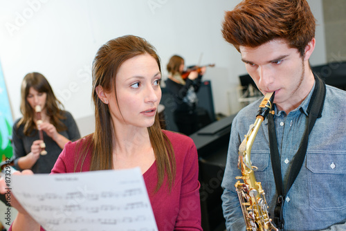 Schilderij op canvas Learning to play the sax