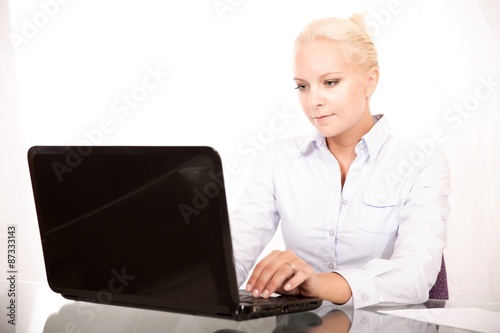 Sekretärin am Laptop    