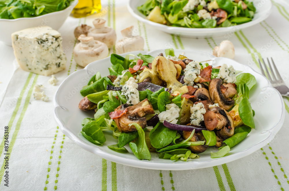 Salad with new potatoes and blue cheese