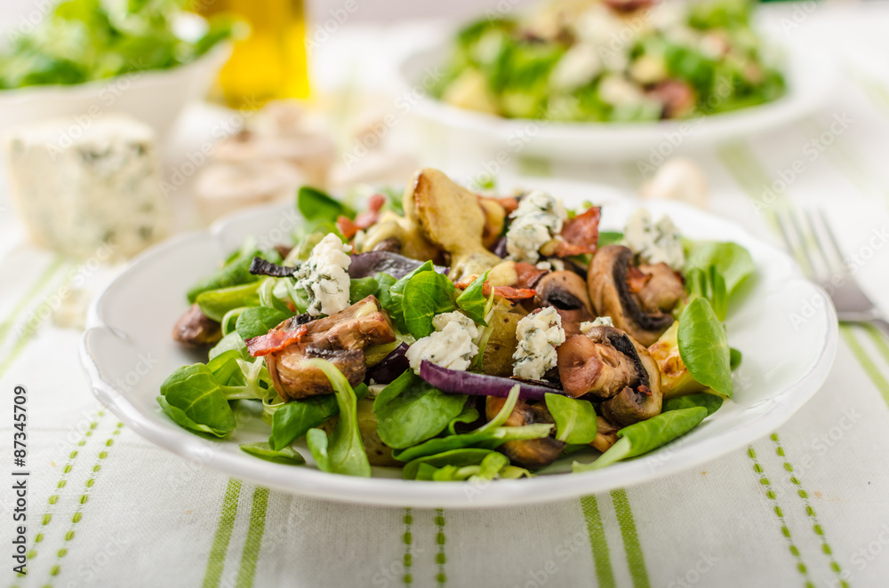 Salad with new potatoes and blue cheese Salad with new potatoes and blue cheese
