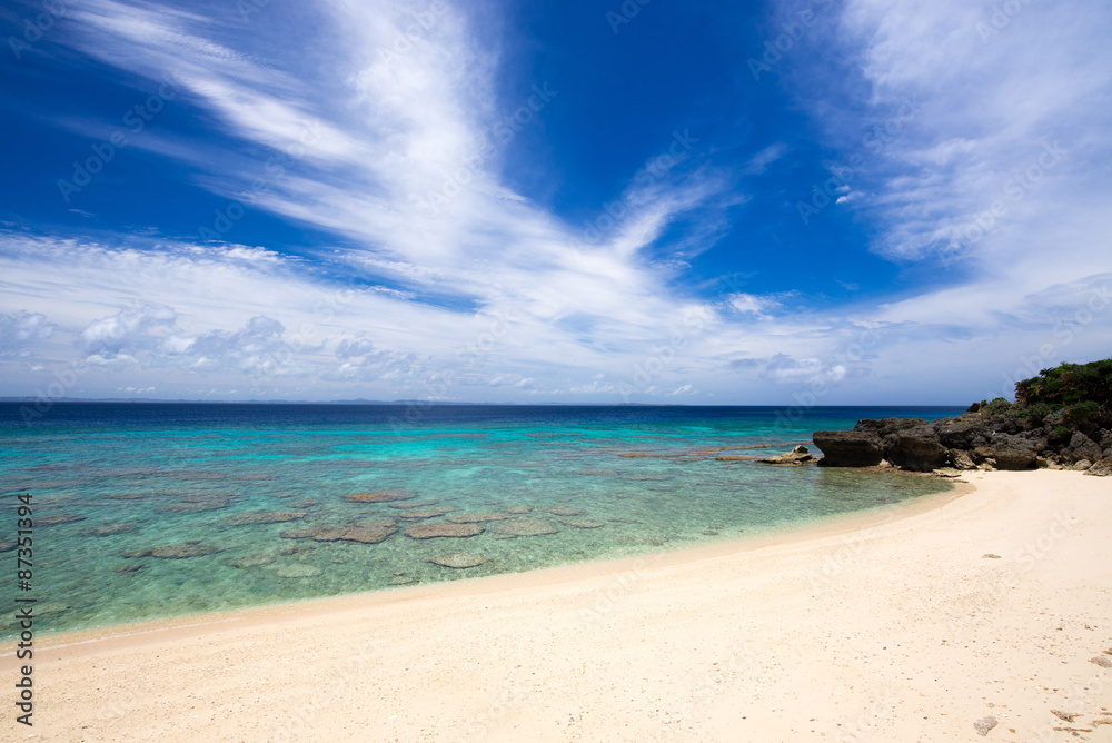 Fototapeta premium 沖縄のビーチ・久高島・ウディ浜
