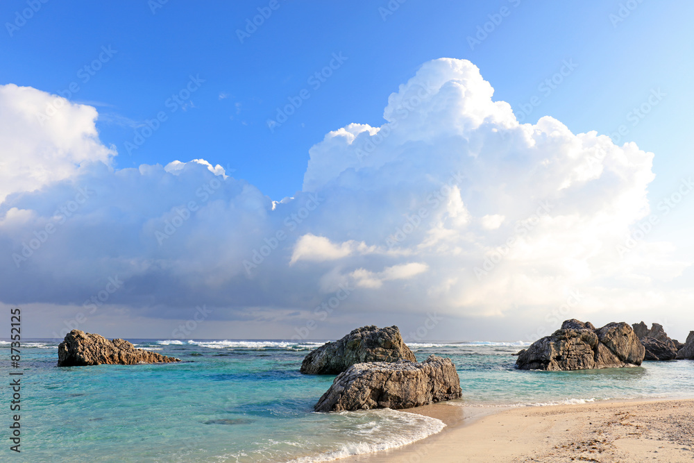Fototapeta premium 美しい沖縄のビーチと夏空