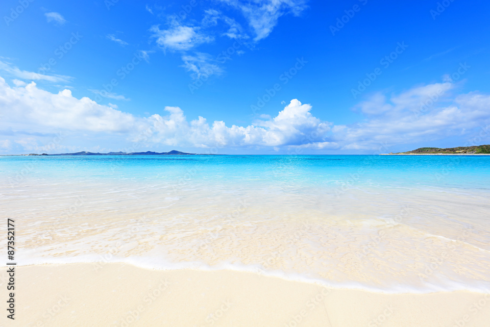 
美しい沖縄のビーチと夏空