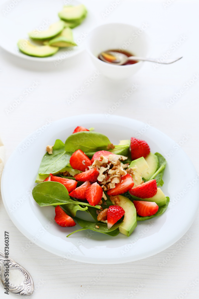 salad with strawberries and spinach