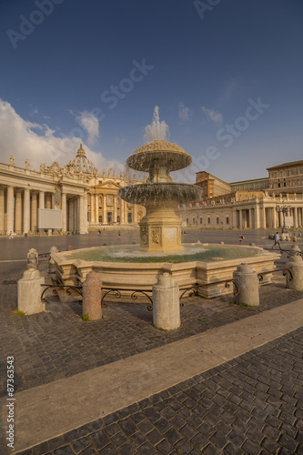 Brunnen auf dem Petersplatz in Rom photo