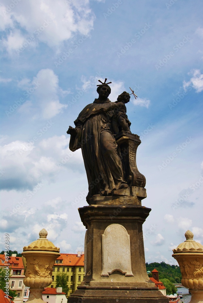 Святой Антоний Падуанский скульптура на Карловом мосту в Праге