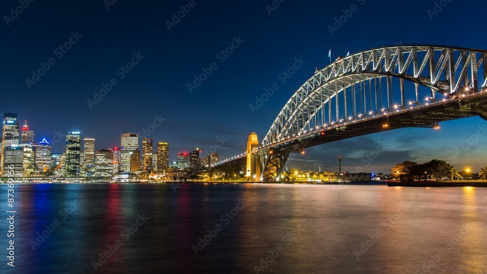 Fototapeta premium Opera w Sydney i linia horyzontu widziana z mostu portowego