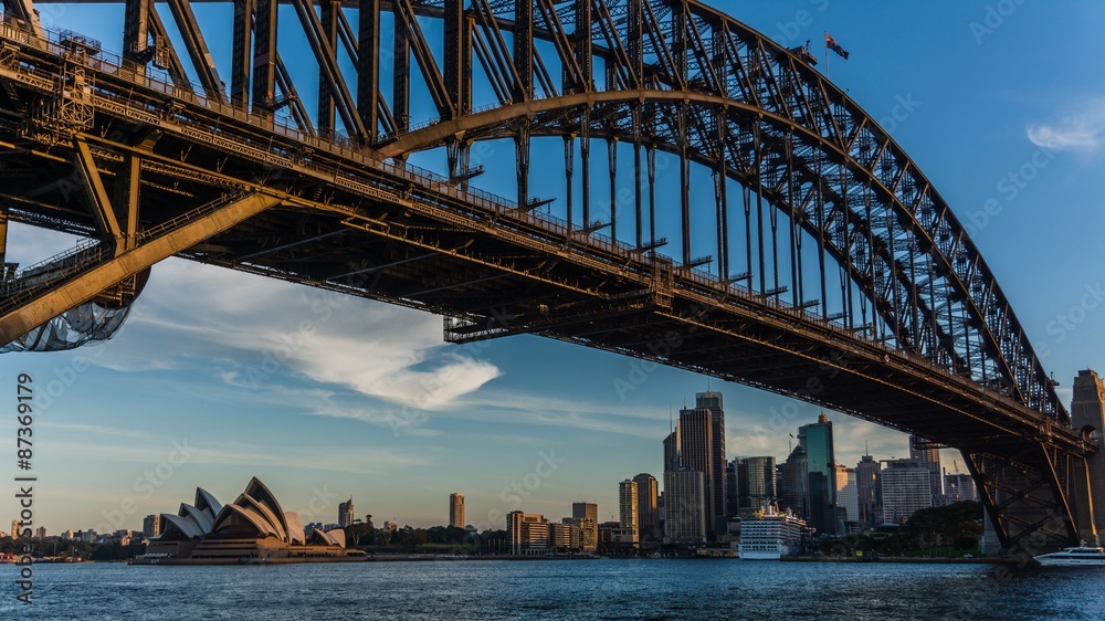 Obraz premium Sydney's opera house and skyline seen from the harbour bridge